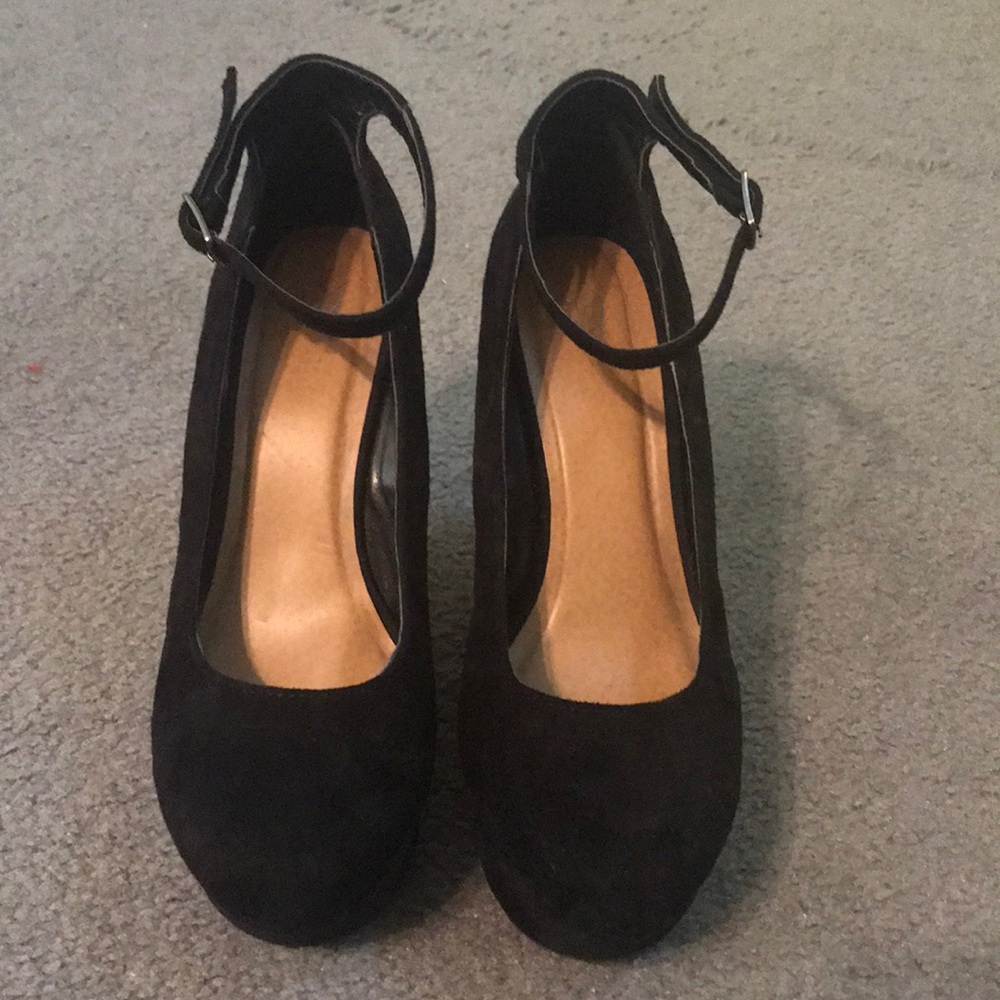 Wedged Closed-toe Heels w/ Ankle Strap
